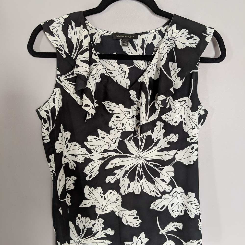 Banana Republic Sleeveless Ruffle Collar Size S